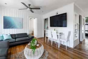 Orton Blue- Beachside getaway for 4, Pets welcome, Aircon, Park and walk to everything!